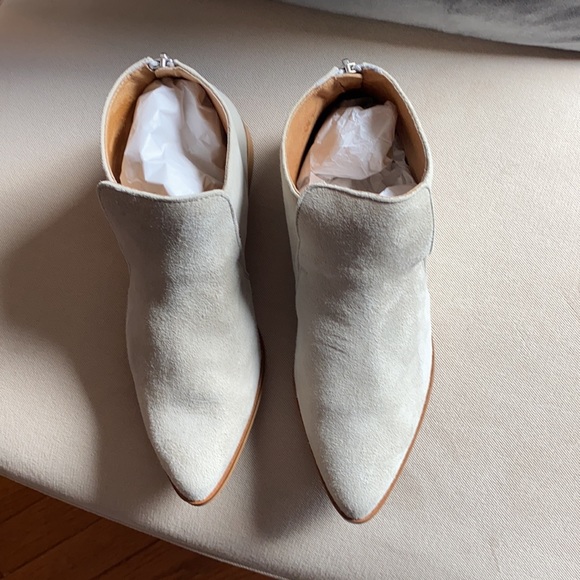 NWOT Gorgeous suede ankle boots - Picture 6 of 6